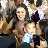 Tak hanya bersama keluarga Thariq, Aaliyah juga tampak mengobrol dengan para rekan artis, seperti Ayu Dewi dan Nagita Slavina. Foto: YouTube/AH