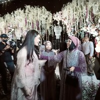 Aaliyah terlihat tertawa bersama ibunda Thariq, Lenggogeni Faruk. Momen kebersamaan keduanya pun berhasil curi atensi. Foto: YouTube/AH