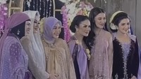 Di acara itu ibu Aaliyah Massaid, Reza Artamevia juga ikut dan bertemu dengan keluarga besar Thariq Halilintar. (Foto: dok. Instagram)