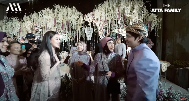 Dikabarkan dekat dengan Thariq, momen saat Aaliyah berbincang dengan ibunda Thariq juga tak kalah mencuri perhatian. Aaliyah dan keluarga Thariq terlihat sudah akrab. Foto: YouTube/AH