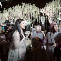 Dikabarkan dekat dengan Thariq, momen saat Aaliyah berbincang dengan ibunda Thariq juga tak kalah mencuri perhatian. Aaliyah dan keluarga Thariq terlihat sudah akrab. Foto: YouTube/AH