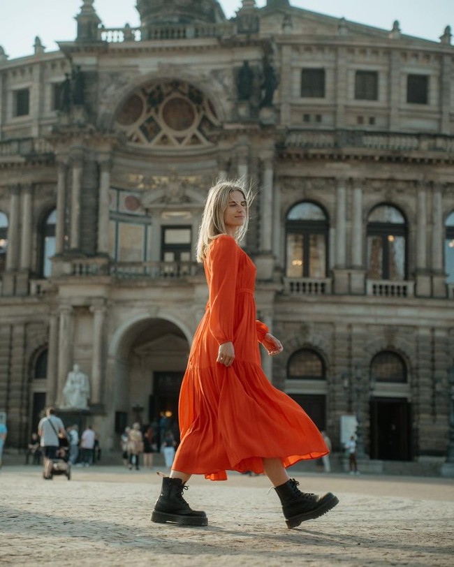 Di Instagram, Adrienne sendiri bisa dibilang cukup terkenal. Ia pun sering membagikan foto seksi kepada lebih dari 500 ribu follower. Sayangnya karena postingan-postingan tersebut, wanita 38 tahun ini dikeluarkan sebagai petugas di Dresden. Foto: Instagram Adrienne Koleszar