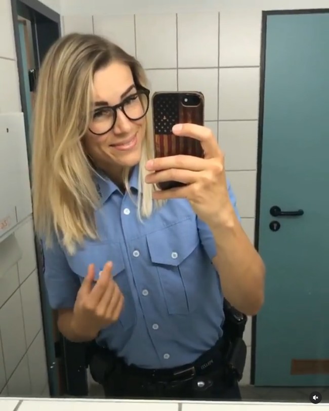 Adrienne belum tahu pasti penyebab dirinya di-banned dari situs kencan tersebu tap, tampaknya hal itu berhubungan dengan kecantikannya yang dianggap palsu dan berpotensi menipu. Foto: Instagram Adrienne Koleszar