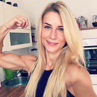 Wanita itu sendiri sempat berusaha untuk kembali ke Tinder. Foto: Instagram Adrienne Koleszar