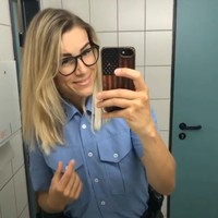 Adrienne belum tahu pasti penyebab dirinya di-banned dari situs kencan tersebu tap, tampaknya hal itu berhubungan dengan kecantikannya yang dianggap palsu dan berpotensi menipu. Foto: Instagram Adrienne Koleszar