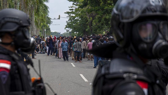 Pengunjuk rasa melempari personel polisi saat aksi unjuk rasa warga Pulau Rempang di Kantor Badan Pengusahaan (BP) Batam, Batam, Kepulauan Riau, Senin (11/9/2023). Aksi yang menolak rencana pemerintah merelokasi mereka tersebut berakhir ricuh. ANTARA FOTO/Teguh Prihatna/Spt.