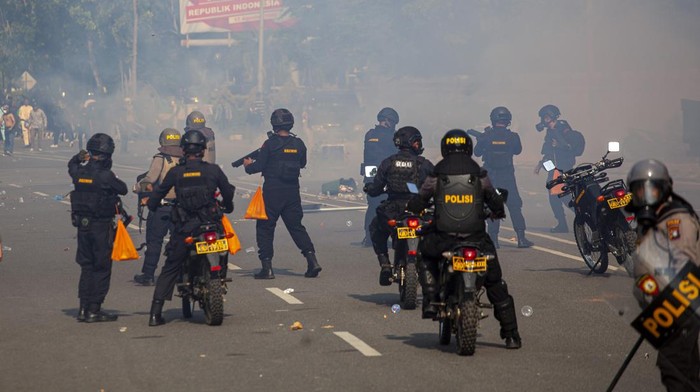 Pengunjuk rasa melempari personel polisi saat aksi unjuk rasa warga Pulau Rempang di Kantor Badan Pengusahaan (BP) Batam, Batam, Kepulauan Riau, Senin (11/9/2023). Aksi yang menolak rencana pemerintah merelokasi mereka tersebut berakhir ricuh. ANTARA FOTO/Teguh Prihatna/Spt.