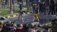 Pengunjuk rasa melempari personel polisi saat aksi unjuk rasa warga Pulau Rempang di Kantor Badan Pengusahaan (BP) Batam, Batam, Kepulauan Riau, Senin (11/9/2023). Aksi yang menolak rencana pemerintah merelokasi mereka tersebut berakhir ricuh.  