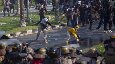 Aksi Tolak Penggusuran Warga Pulau Rempang Berujung Ricuh