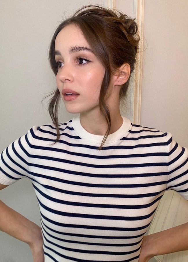 Selain aktris, wanita yang lebih muda 16 tahun dari Chris Evans ini juga sering jadi model. Paras cantiknya sudah menghiasi majalah-majalah kenamaan, seperti Vogue, GQ, dan ACTIVA. Foto: Instagram/@alba.baptista