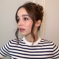 Selain aktris, wanita yang lebih muda 16 tahun dari Chris Evans ini juga sering jadi model. Paras cantiknya sudah menghiasi majalah-majalah kenamaan, seperti Vogue, GQ, dan ACTIVA. Foto: Instagram/@alba.baptista