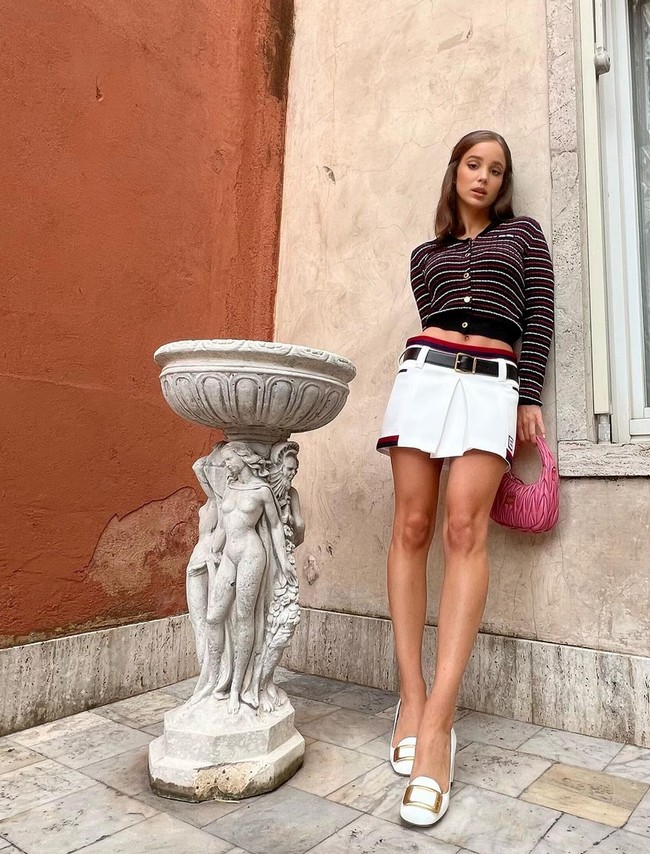 Alba Baptista sudah cukup banyak membintangi film dan acara televisi. Dia telah bermain dalam 13 judul film dan 9 serial TV. Foto: Instagram/@alba.baptista