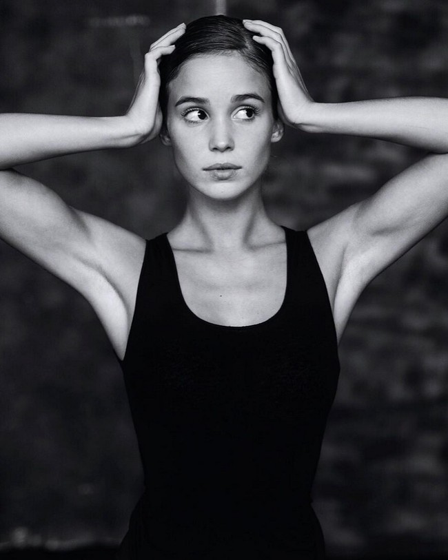 Seperti dilansir People, Alba Baptista sering terlibat dalam aksi sosial. Pada 2018, ia diketahui banyak menghabiskan waktu membantu panti asuhan di Kamboja untuk fokus pada edukasi anak-anak di sana. Foto: Instagram/@alba.baptista