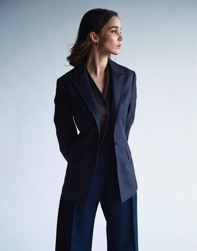 Chris dan Alba diketahui menjalin hubungan asmara sejak Februari 2022. Setelah lebih dari setahun bersama, keduanya menikah pada Sabtu (9/9/2023) di dekat kediaman Chris di Boston, Massachusetts. Foto: Instagram/@alba.baptista