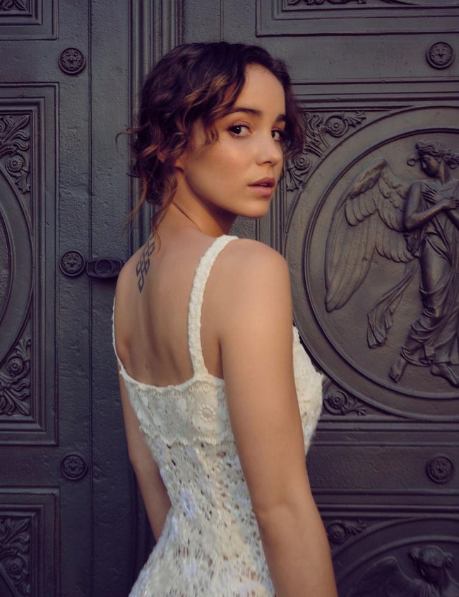 Nama Alba Baptista mencuri perhatian sebagai aktris setelah membintangi serial Netflix berjudul ‘Warrior Nun’, yang merupakan debut proyek berbahasa Inggris pertama dari aktris 26 tahun tersebut. Foto: Instagram/@alba.baptista