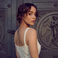 Nama Alba Baptista mencuri perhatian sebagai aktris setelah membintangi serial Netflix berjudul ‘Warrior Nun’, yang merupakan debut proyek berbahasa Inggris pertama dari aktris 26 tahun tersebut. Foto: Instagram/@alba.baptista