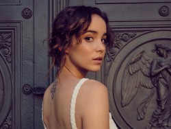 7 Pesona Alba Baptista, Istri Chris Evans yang Lebih Muda 16 Tahun