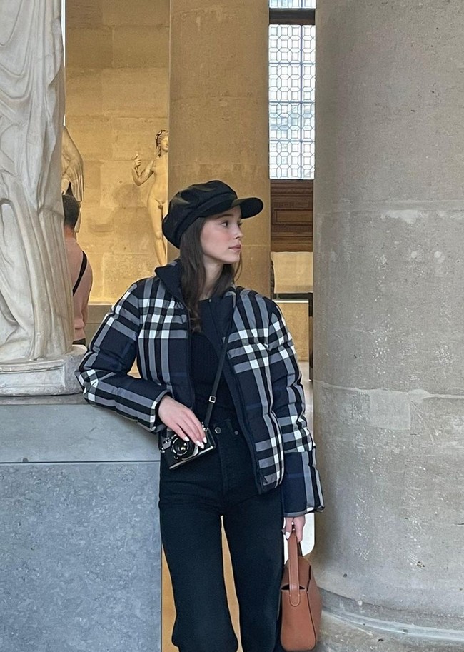 Wanita yang lahir di Lisbon, Portugal, ini menguasai banyak bahasa. Selain Inggris dan bahasa ibu, Portugal, dia juga diketahui bisa berbahasa Spanyol, Prancis dan Jerman. Foto: Instagram/@alba.baptista