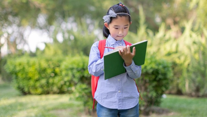 Anak membuat laporan pengamatan (report text)