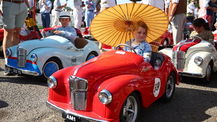 Antusias Anak-anak Ikut Balapan Mobil Pedal di Inggris Children take part in the Settrington Cup Pedal Car Race as motoring enthusiasts attend the Goodwood Revival, a three-day historic car racing festival in Goodwood, near Chichester, southern Britain, September 9, 2023. REUTERS/Toby Melville TPX IMAGES OF THE DAY