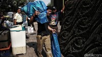 Warga direlokasi setelah insiden atap beton rusun Marunda Blok C5 ambruk.  
