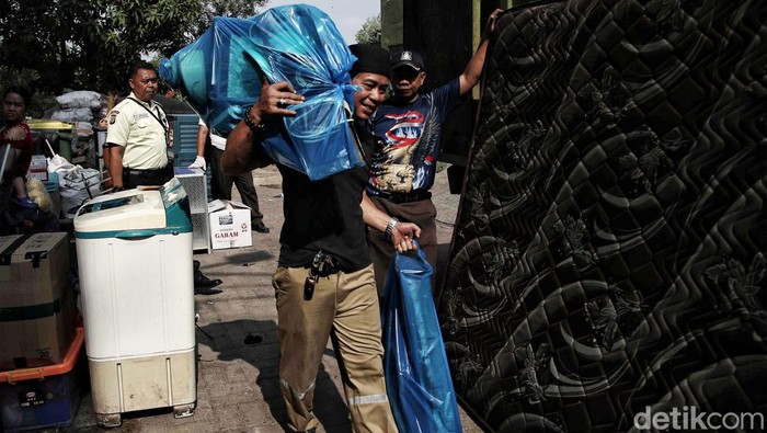 Atap Ambruk, Warga Rusun Marunda Direlokasi ke Rusun Nagrak Dinas Perumahan Rakyat dan Kawasan Permukiman (PRKP) DKI Jakarta merelokasi warga Rusun Marunda di Blok C1 sampai C5 ke Rusun Nagrak, Senin (11/9/2023). Warga direlokasi karena atap beton Rusun Marunda ambruk.