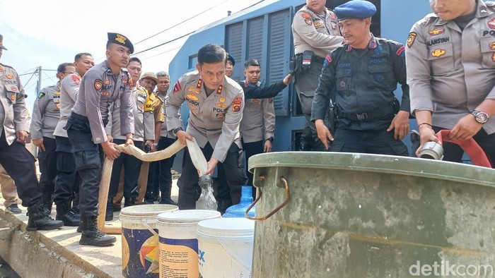 Kapolda Jambi Irjen Rusdi Hartono saat menyalurkan bantuan air bersih di RT 39 Bakung Jaya, Kota Jambi.