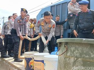 3 Bulan Sumur Kering, Warga Jambi Dapat Bantuan Air Bersih dari Polda
