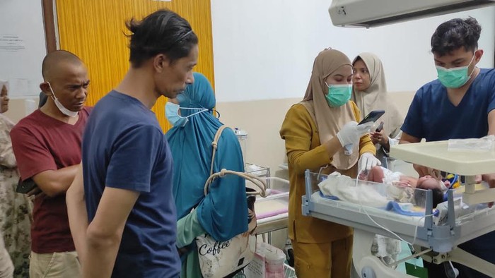 Bayi yang ditemukan di depan teras rumah warga di Aceh Besar dirawat. (Dok Polresta Banda Aceh)