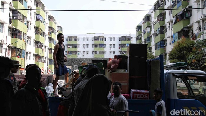 Begini Kondisi Rusun Marunda Blok C yang Keropos Plang nama Blok C5 Rusun Marunda Jakarta, roboh akibat keropos pada 30 Agustus 2023. Begini kondisi bangunan Rusun Marunda Blok C yang dinilai sudah tidak layak.