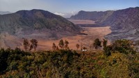Dilaporkan pada Senin (11/9/2023) atau masuk hari kelima, kebakaran di Bukit Teletubbies Gunung Bromo gegara flare pengunjung prewedding belum padam. Petugas gabungan terus berupaya memadamkan api, salah satunya dengan melakukan waterbombing dari atas helikopter.  ANTARA FOTO/Muhammad Mada