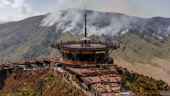Foto udara kendaraan melintas di ruas jalan di kawasan Gunung Bromo, Lumajang, Jawa Timur, Sabtu (9/9/2023). Akibat kebakaran hutan dan lahan (karhutla) seluas 274 hektar yang terjadi di kawasan itu, Balai Besar Taman Nasional Bromo Tengger Semeru (BB TNBTS) menutup total aktivitas wisata di Gunung Bromo. ANTARA FOTO/Muhammad Mada/Spt.