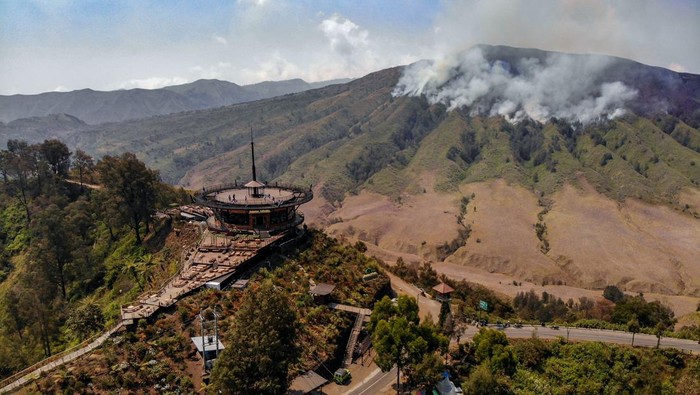 Belum Padam! Gunung Bromo Hangus Dilalap Api Foto udara kendaraan melintas di ruas jalan di kawasan Gunung Bromo, Lumajang, Jawa Timur, Sabtu (9/9/2023). Akibat kebakaran hutan dan lahan (karhutla) seluas 274 hektar yang terjadi di kawasan itu, Balai Besar Taman Nasional Bromo Tengger Semeru (BB TNBTS) menutup total aktivitas wisata di Gunung Bromo. ANTARA FOTO/Muhammad Mada/Spt.