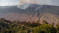 Kepala Balai Besar TNBTS selaku pengelola wisata Bromo Tengger Semeru, Hendro Wijanarko memastikan bahwa saat ini 6 titik api dipastikan sudah padam. Tersisa hanya 1 titik api saja. ANTARA FOTO/Muhammad Mada