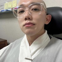 Dijuluki kkot seunim atau biksu bunga yang bisa diartikan sebagai biksu tampan, Beomjeong sendiri menulis bahwa ia memang ingin menjadi bunga dalam deskripsi Instagram-nya. Praktisi adalah sebuah bunga dan seharusnya jadi bunga, seseorang yang dapat menyebarkan aroma wangi kepada orang lain, ungkapnya. Foto: Instagram @kkochsnim