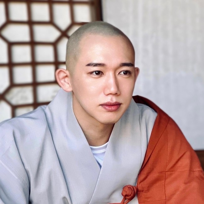 Seorang biksu tampan menarik perhatian di Korea Selatan. Pria itu adalah Beomjeong yang mendapat julukan biksu bunga karena pesonanya. Foto: Instagram @kkochsnim