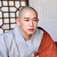 Seorang biksu tampan menarik perhatian di Korea Selatan. Pria itu adalah Beomjeong yang mendapat julukan biksu bunga karena pesonanya. Foto: Instagram @kkochsnim