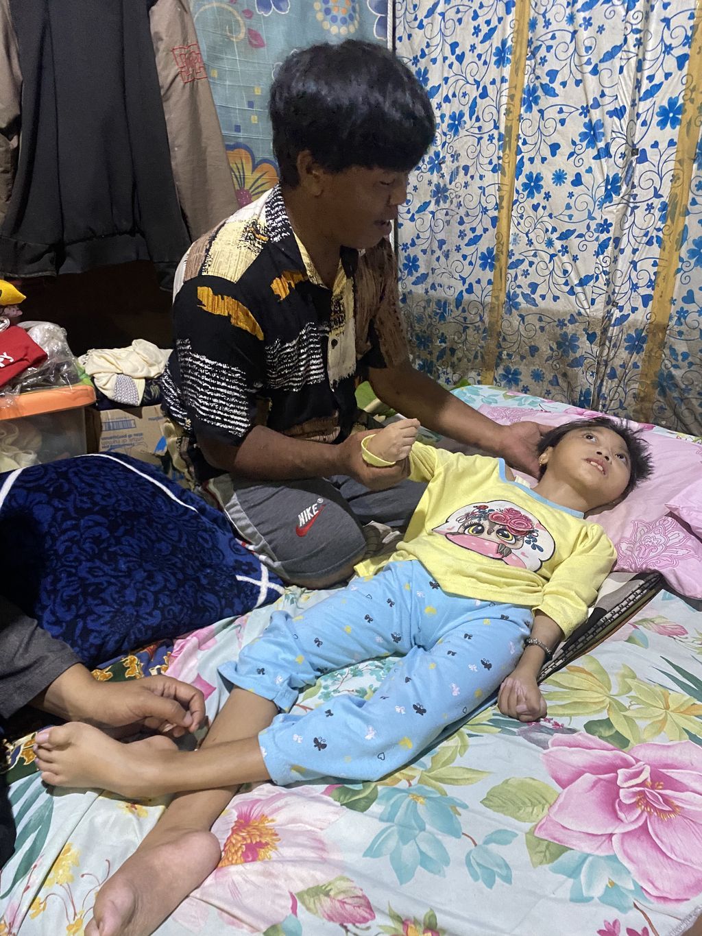 Apriliana, penderita Microsepalus yang kondisi kepalanya lebih kecil dari anak seusianya.