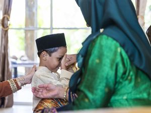 18 Cara Menghormati Orang Tua dan Guru serta Kebaikan Keduanya