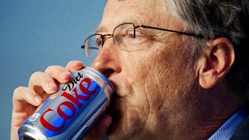 Bill Gates meramal smartphone: Bill Gates merilis buku berjudul Business @ the Speed of Thought, bersama Collins Hemmingway. Buku tersebut mengemukakan beberapa prediksi, termasuk kutipan Gates tentang perangkat seluler: “Orang akan membawa perangkat kecil yang memungkinkan mereka untuk terus berkomunikasi dan melakukan bisnis elektronik dari mana pun mereka berada. Mereka akan dapat memeriksa berita, melihat penerbangan yang telah mereka pesan, mendapatkan informasi dari pasar keuangan, dan melakukan apa saja di perangkat ini.” Foto: PAUL J. RICHARDS / AFP / Profimedia