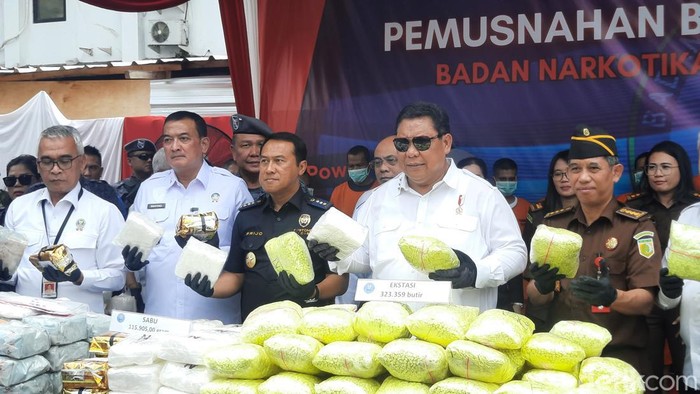 BNN memusnahkan ratusan kilo narkotika berbagai jenis dari 13 kasus yang diungkap sejak Juni. Narkotika tersebut terdiri dari sabu, ganja, hingga ekstasi. (Annisa AR/detikcom)