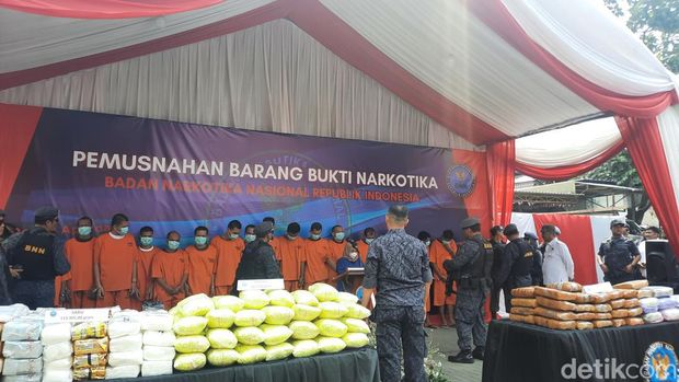 BNN memusnahkan ratusan kilo narkotika berbagai jenis dari 13 kasus yang diungkap sejak Juni. Narkotika tersebut terdiri dari sabu, ganja, hingga ekstasi. (Annisa AR/detikcom)