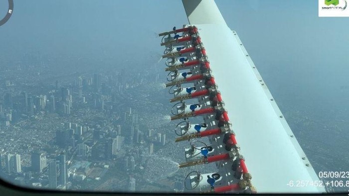 BNPB semprotkan air dari pesawat untuk bilas polusi udara di Jakarta