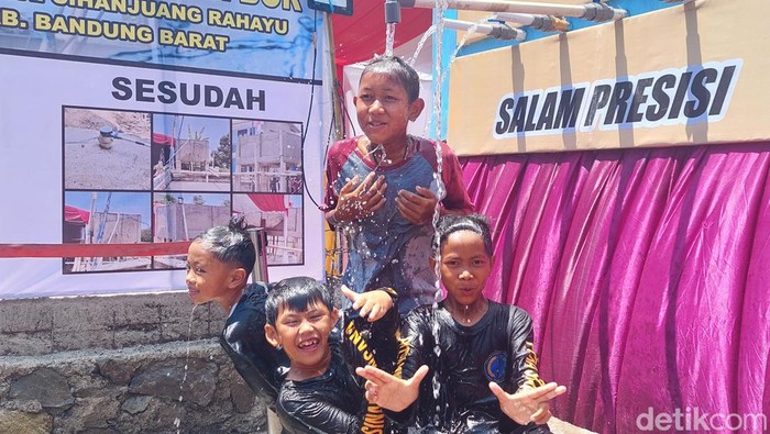 Bocah-bocah di Cihanjuang KBB Main Air di Pancuran yang Baru Saja Dibuat