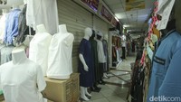 Pantauan detikcom pukul 11.00 WIB, Pasar Tanah Abang baik blok A,B dan C terpantau lengang, meski beberapa pengunjung berdatangan namun pembeli yang ditemui merasakan kurangnya pemasukan.