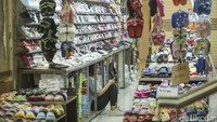 Bahkan hari Sabtu dan Minggu yang biasanya pasar tersebut diserbu pembeli kini mulai mengurang.