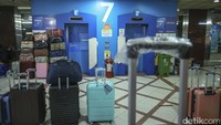 Toko yang tutup juga kerap digunakan pedagang lain untuk memajang barang dagangannya.