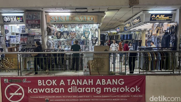 Dag-dig-dug Pasar Tanah Abang Kian Sepi Pembeli Pasar Tanah Abang sebagai pusat grosir terbesar di Asia Tenggara kini terus meredup. Kios hingga pengunjung pun mulai sepi.