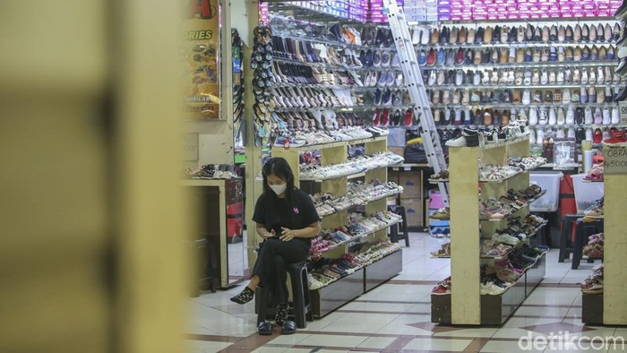 Pasar Tanah Abang sebagai pusat grosir terbesar di Asia Tenggara kini terus meredup. Kios hingga pengunjung pun mulai sepi.