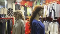 Seorang pedagang menunggu pembeli di Pasar Tanah Abang, Jakarta, Senin (11/9/2023).